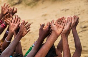 Insegurança Alimentar no Brasil: Desafios e Perspectivas Crianças pedindo comida