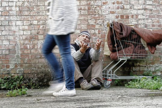 A Invisibilidade do Morador de Rua: Uma Realidade Ignorada pela Sociedade