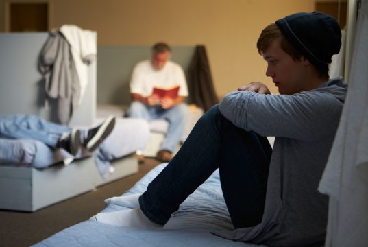 Desafios dos Serviços de Acolhimento Institucional para Moradores de Rua: Autonomia, Restrições e Desigualdades