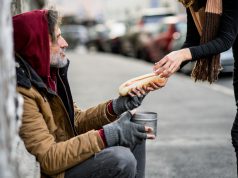 Você concorda que as pessoas não devem ajudar moradores de rua?