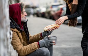 Você concorda que as pessoas não devem ajudar moradores de rua?