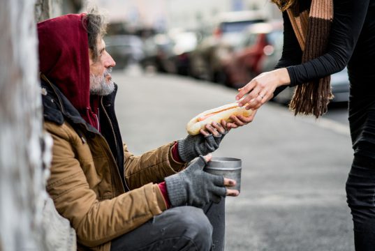 Você concorda que as pessoas não devem ajudar moradores de rua?