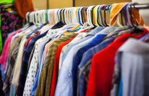 Por que algumas algumas ONGs vendem as roupas que recebem em doação?