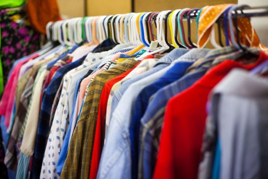 Por que algumas algumas ONGs vendem as roupas que recebem em doação?
