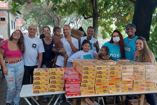 Páscoa Solidária em Manguinhos: Espalhando Amor e Alegria para Crianças Carentes
