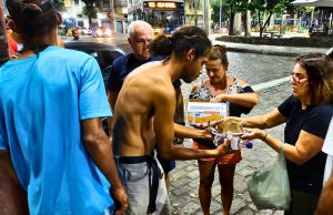 Levando Esperança e Alimento: A Iniciativa da ONG É Por Amor na Distribuição de Quentinhas para Moradores de Rua Distribuição de Quentinhas