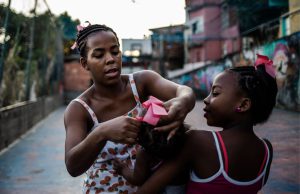 Mulheres de Favelas: Mães Solo, Violência Policial e Doméstica, e os Desafios da Criação dos Filhos