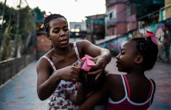 Mulheres de Favelas: Mães Solo, Violência Policial e Doméstica, e os Desafios da Criação dos Filhos