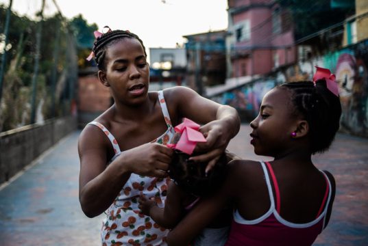 Mulheres de Favelas: Mães Solo, Violência Policial e Doméstica, e os Desafios da Criação dos Filhos