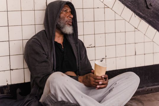 Entendendo a Diferença entre Pessoa em Situação de Rua e Mendigo: Desmistificando Estereótipos e Promovendo Empatia Pessoa em situação de rua ou mendigo?