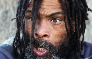 Desmistificando a Romantização de Distribuir Quentinhas nas Ruas