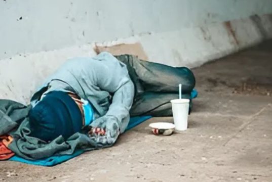 Desconstruindo Estigmas: Por Que Muitas Pessoas Evitam Ajudar os Mais Necessitados?