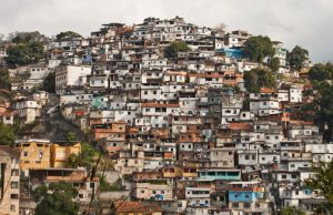 Como Surgiram as Favelas e Sua Contextualização no Mundo Atual