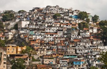 Como Surgiram as Favelas e Sua Contextualização no Mundo Atual