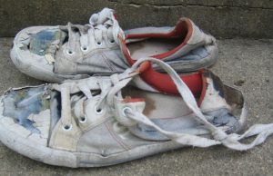 Você Gostaria de Receber um Tênis Furado ou Uma Camisa Rasgada?