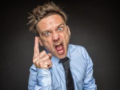 Como você reagiria se estivesse almoçando, um morador de rua pedisse dinheiro, você recusasse, e ele cuspisse na sua comida?