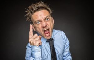 Como você reagiria se estivesse almoçando, um morador de rua pedisse dinheiro, você recusasse, e ele cuspisse na sua comida?