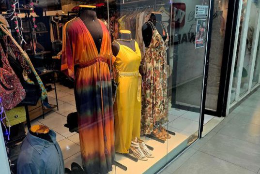 Eu doo roupas, mas a ONG vende. Isso não é errado?