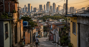 Pobreza e desigualdade no Brasil: uma ferida histórica que atravessa o século XXI