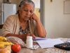 Quando o benefício não basta: por que tantos idosos precisam escolher entre comida, remédio e contas