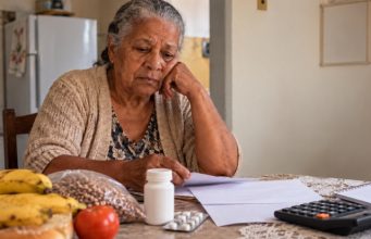 Quando o benefício não basta: por que tantos idosos precisam escolher entre comida, remédio e contas
